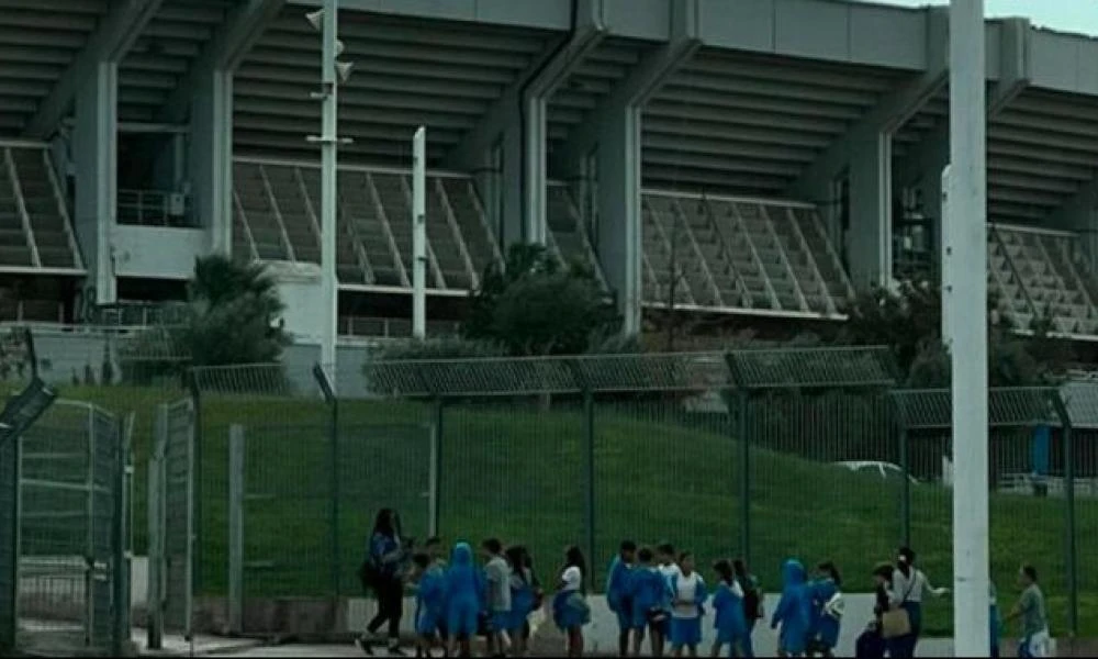 Δεν πάμε καλά! Σχολικές εκδρομές παρά την απαγόρευση στο ΟΑΚΑ! Ασφαλής ο περιβάλλων χώρος λέει η διοίκηση (Βίντεο)
